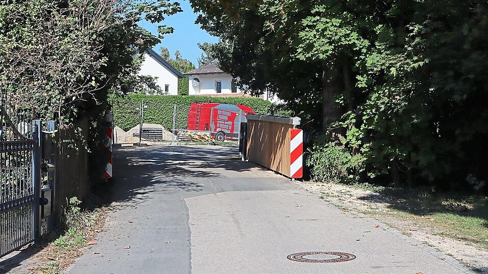 Die Holzbrücke über den Mühlbach an der Geibitzstraße ist zukünftig für Autos gesperrt und erhält einige Poller. Die Holzbrücke über den Mühlbach an der Geibitzstraße ist zukünftig für Autos gesperrt und erhält einige Poller.