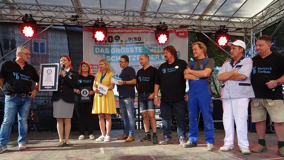 Genau um 16 Uhr wurde auf der B&uuml;hne der neue Weltrekord verk&uuml;ndet