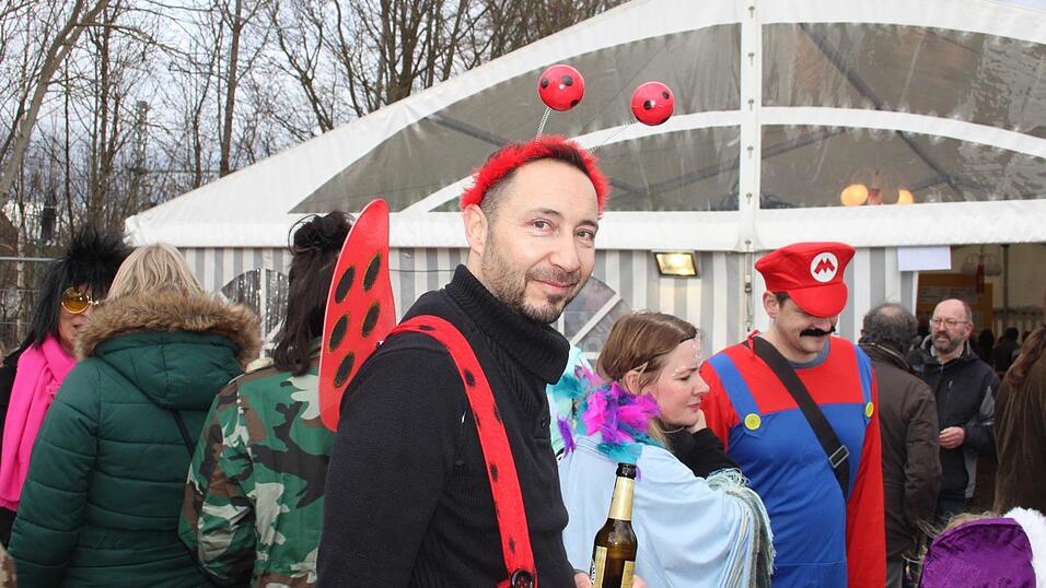 Viele Faschings-Fans haben sich am Samstag den Umzug in Langenbach angesehen. Viele Faschings-Fans haben sich am Samstag den Umzug in Langenbach angesehen.