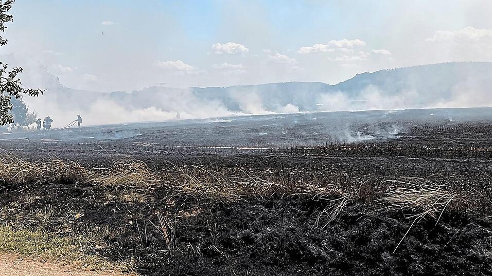Die Feuerwehren im KBI-Bereich Waldmünchen mussten am Sonntag zu mehreren Flächenbränden ausrücken. Die Feuerwehren im KBI-Bereich Waldmünchen mussten am Sonntag zu mehreren Flächenbränden ausrücken.