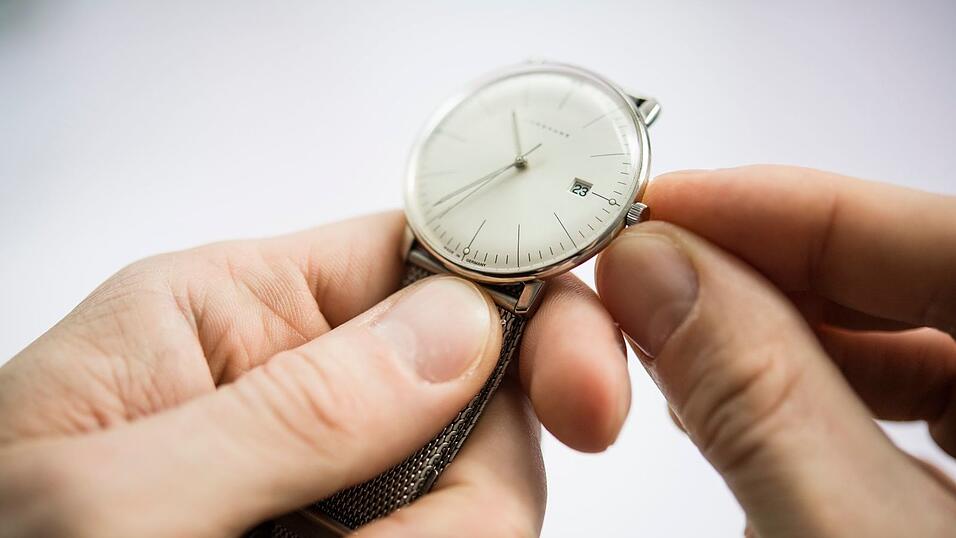 Zweimal im Jahr lautet die Frage: Zeiger vor- oder zurückdrehen?