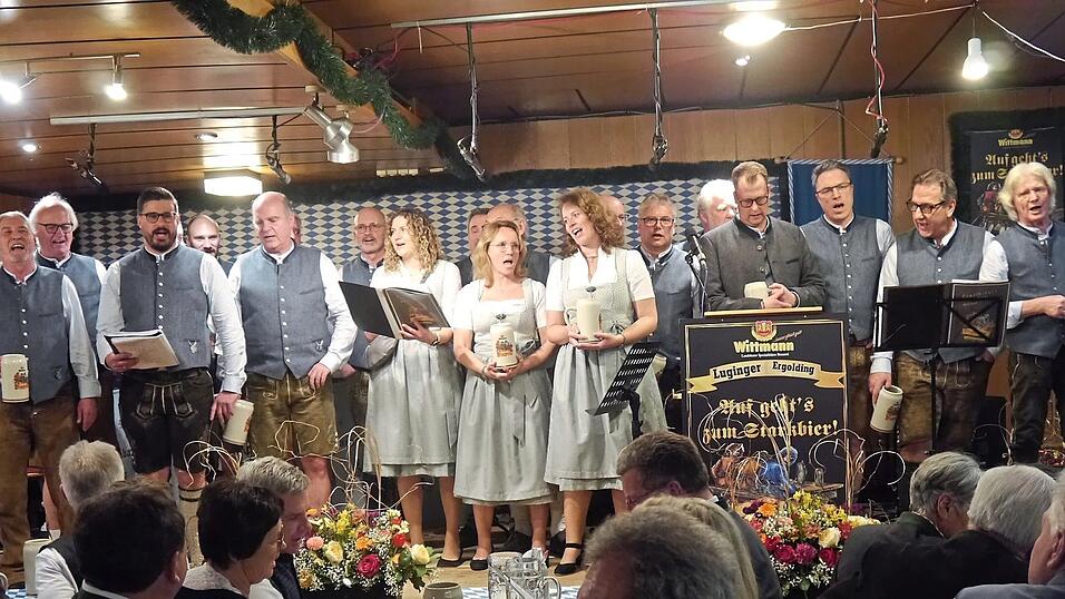 'Wie einst und eh und je, die Starkbierzeit is sche' sangen das Hockerberg-Team und die G&auml;ste - und das voller &Uuml;berzeugung.