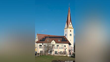 Der renovierte Turm der Pfarrkirche Sankt Stephanus in Straßkirchen glänzt in der Sonne. Im Frühjahr stehen noch weitere Sanierungsarbeiten an. Der renovierte Turm der Pfarrkirche Sankt Stephanus in Straßkirchen glänzt in der Sonne. Im Frühjahr stehen noch weitere Sanierungsarbeiten an.