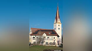 Der renovierte Turm der Pfarrkirche Sankt Stephanus in Straßkirchen glänzt in der Sonne. Im Frühjahr stehen noch weitere Sanierungsarbeiten an.