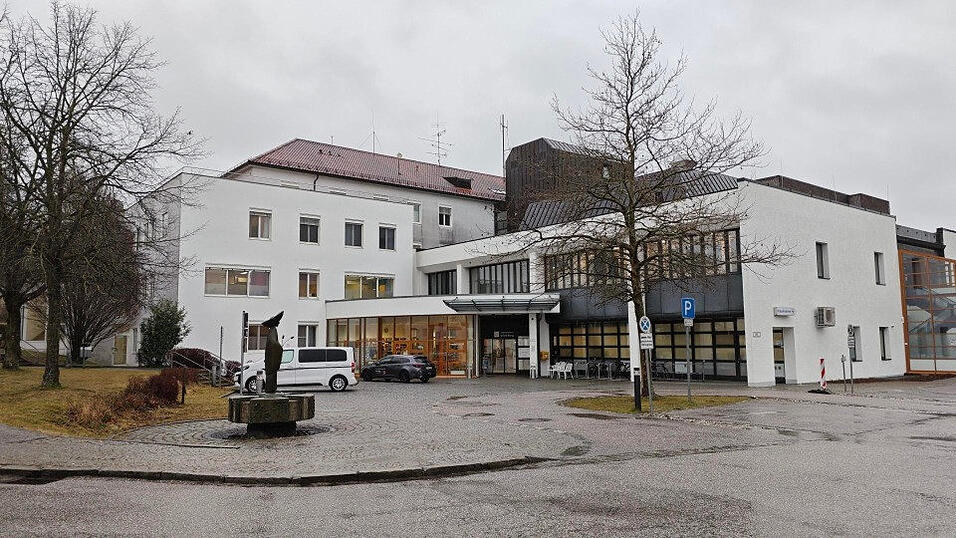 Wilde Ger&uuml;chte wurden am Montag in einer Sprachnachricht verbreitet - so behauptet eine Frau, dass das Krankenhaus Vilsbiburg geschlossen werden soll. Alles Fake News wie sich herausstellt. Die B&uuml;rger sind dennoch verunsichert.