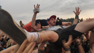 Max beim Crowdsurfen auf dem Summer Breeze Festival 2023.