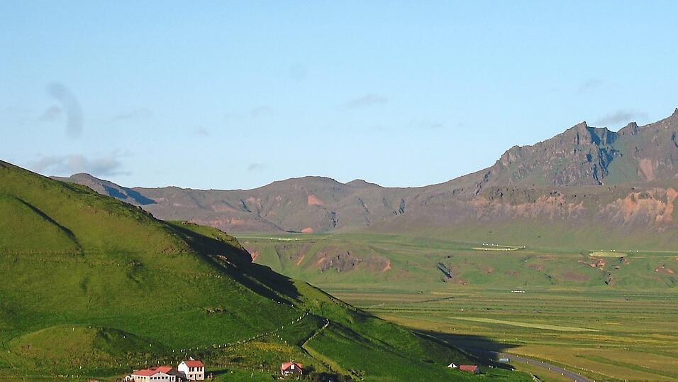 Blick auf die Küstenlandschaft bei Vik: Weit muss man fahren, um zum nächsten Bauerngehöft zu gelangen. Island hat die geringste Bevölkerungsdichte Europas. Blick auf die Küstenlandschaft bei Vik: Weit muss man fahren, um zum nächsten Bauerngehöft zu gelangen. Island hat die geringste Bevölkerungsdichte Europas.