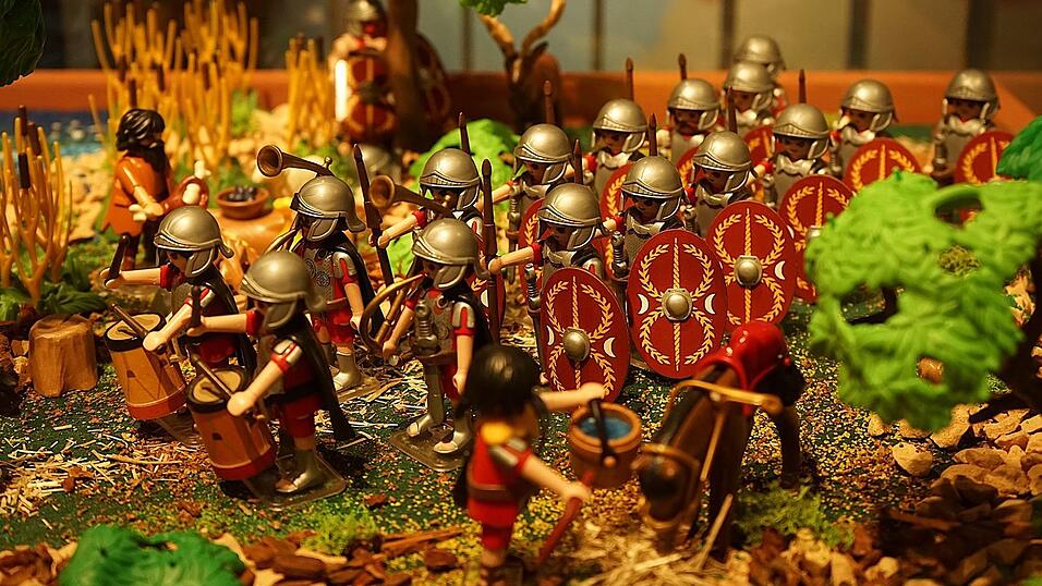 Da Römer-Figuren bei Playmobil nur viereckige Schilde tragen, für Hilfstruppen wie in Künzing eher unüblich, wurde eine Sonderanfertigung für ovale Schilde in Auftrag gegeben. Da Römer-Figuren bei Playmobil nur viereckige Schilde tragen, für Hilfstruppen wie in Künzing eher unüblich, wurde eine Sonderanfertigung für ovale Schilde in Auftrag gegeben.