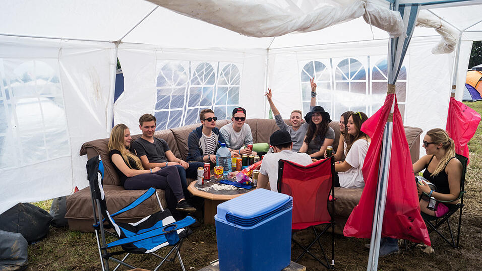 Auf dem Campingplatz lassen es die Pfingst-Open-Air-Besucher richtig krachen, aufgenommen von Regina H&ouml;lzel am Freitag.