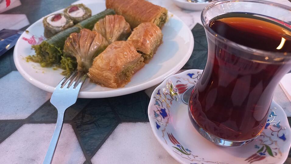 Leckeres Essen gibt es in Istanbul an allen Ecken und Enden der Stadt.