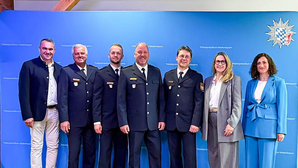 Landrat Alfred Holzner, Polizeivizepräsident Werner Sika, Polizeihauptkommissar Michael Burghard, Polizeihauptkommissar Andreas Zenger, Polizeipräsident Roland Kerscher, Bürgermeisterin Sibylle Entwistle, Leitende Regierungsdirektorin Ellen Wagner (von links). Landrat Alfred Holzner, Polizeivizepräsident Werner Sika, Polizeihauptkommissar Michael Burghard, Polizeihauptkommissar Andreas Zenger, Polizeipräsident Roland Kerscher, Bürgermeisterin Sibylle Entwistle, Leitende Regierungsdirektorin Ellen Wagner (von links).