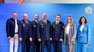 Landrat Alfred Holzner, Polizeivizepr&auml;sident Werner Sika, Polizeihauptkommissar Michael Burghard, Polizeihauptkommissar Andreas Zenger, Polizeipr&auml;sident Roland Kerscher, B&uuml;rgermeisterin Sibylle Entwistle, Leitende Regierungsdirektorin Ellen Wagner (von links).