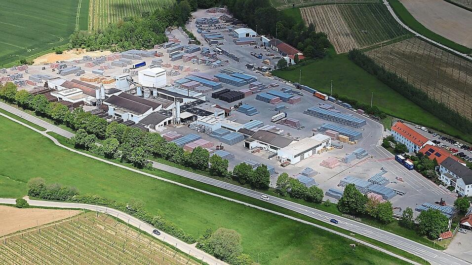 Das Dachsteinwerk von BMI ist einer der wichtigsten Arbeitgeber in der Hallertau. Das Dachsteinwerk von BMI ist einer der wichtigsten Arbeitgeber in der Hallertau.