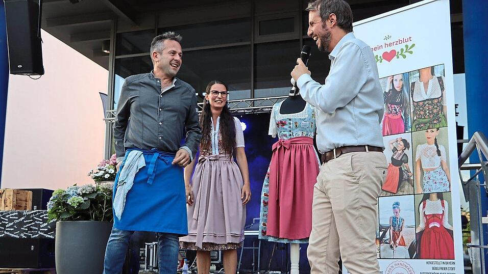 Markus Kaiser (l.) ersteigerte das Dirndl für seine Schwester. Markus Kaiser (l.) ersteigerte das Dirndl für seine Schwester.