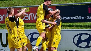 Vilzing jubelt! Hier gratulieren seine Mitspieler Thomas Haas (rechts) zu seinem Treffer zum zwischenzeitlichen 2:0. Am Ende siegt die DJK gegen die SpVgg Ansbach mit 4:1.