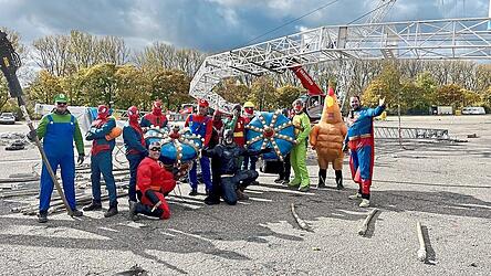 Martin Lacey Jr. (rechts) als Superman bei den Aufbauarbeiten mit der Crew des Vorkommandos.