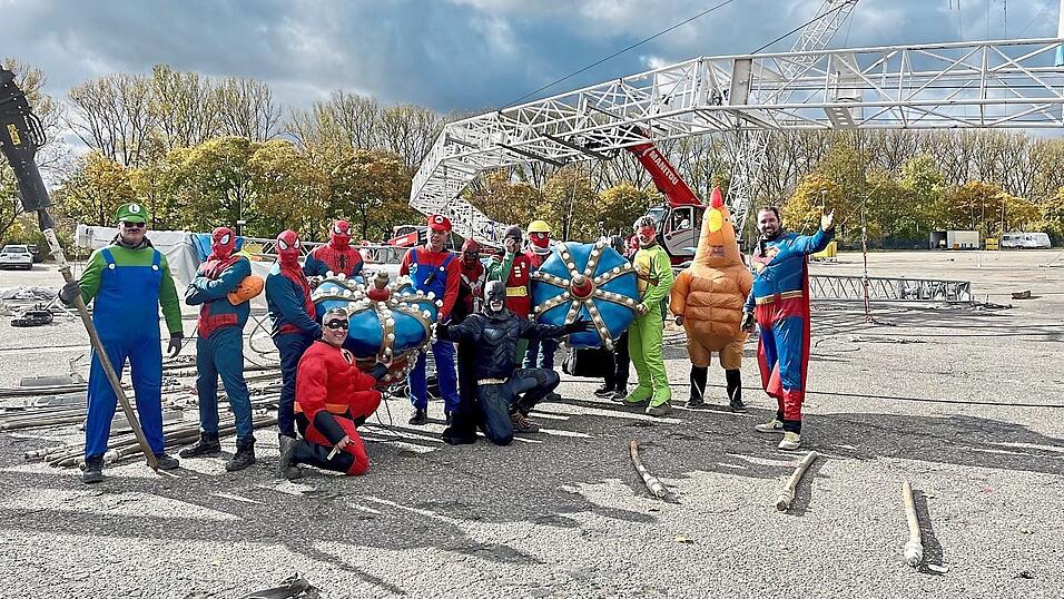 Martin Lacey Jr. (rechts) als Superman bei den Aufbauarbeiten mit der Crew des Vorkommandos. Martin Lacey Jr. (rechts) als Superman bei den Aufbauarbeiten mit der Crew des Vorkommandos.