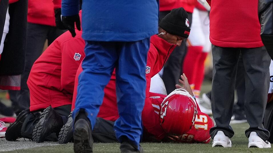 Patrick Mahomes verletzt sich in der Schlussphase. Patrick Mahomes verletzt sich in der Schlussphase.