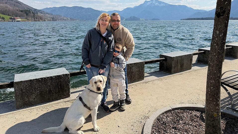 Elisabeth, Benjamin und Damien Grill mit Hund Vin Diesel am Mondsee.