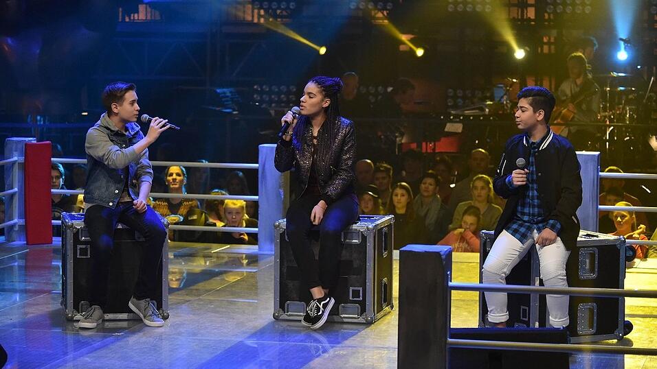 In den Battles am Sonntag hat sich Luca Kuglmeier (links) erfolgreich gegen Nora (Mitte) und Miran durchgesetzt. Jetzt muss er sich am 19. März in den 'Sing Offs' behaupten.