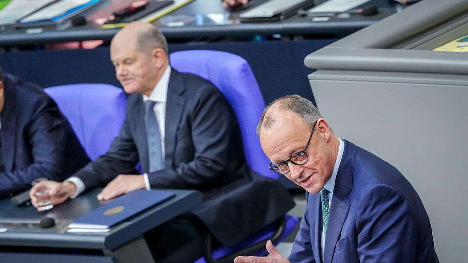 Ein erbitterter Schlagabtausch zwischen Kanzler Olaf Scholz (l.) und Friedrich Merz bestimmte am Dienstag die Abschiedsdebatte des Bundestags. Ein erbitterter Schlagabtausch zwischen Kanzler Olaf Scholz (l.) und Friedrich Merz bestimmte am Dienstag die Abschiedsdebatte des Bundestags.