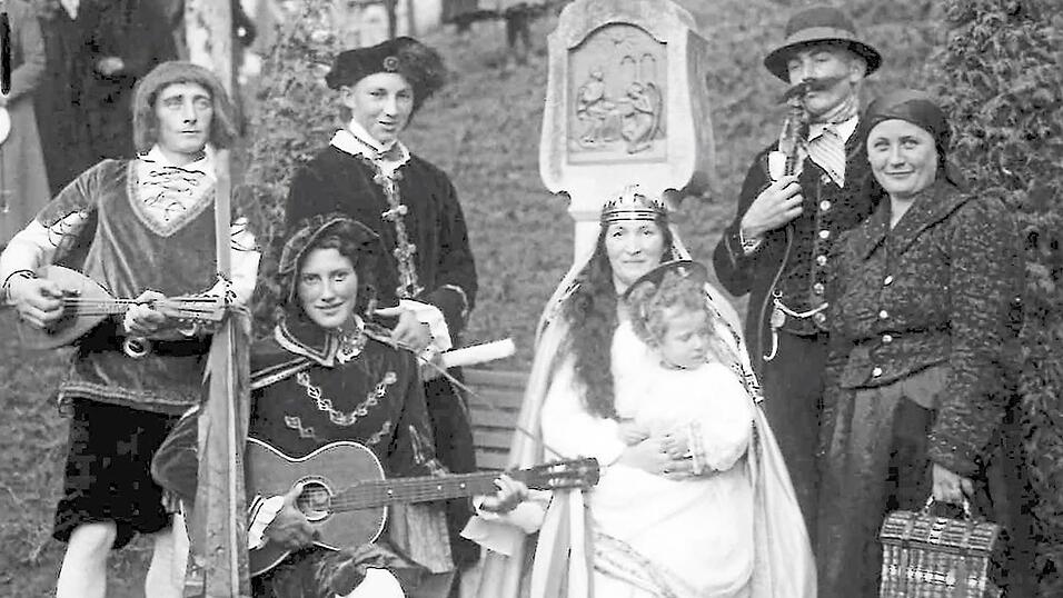 Die Mitwirkenden des Liebfrauenspiels 1934 (v. l.): Hans Steiger, Liesl Kratzer, Hans Seetaler, Dora Haug als Mutter Gottes mit „Jesus-Kind“, Hans Kellnberger und Luise Harlehner. Die Mitwirkenden des Liebfrauenspiels 1934 (v. l.): Hans Steiger, Liesl Kratzer, Hans Seetaler, Dora Haug als Mutter Gottes mit „Jesus-Kind“, Hans Kellnberger und Luise Harlehner.