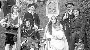 Die Mitwirkenden des Liebfrauenspiels 1934 (v. l.): Hans Steiger, Liesl Kratzer, Hans Seetaler, Dora Haug als Mutter Gottes mit &bdquo;Jesus-Kind&ldquo;, Hans Kellnberger und Luise Harlehner.