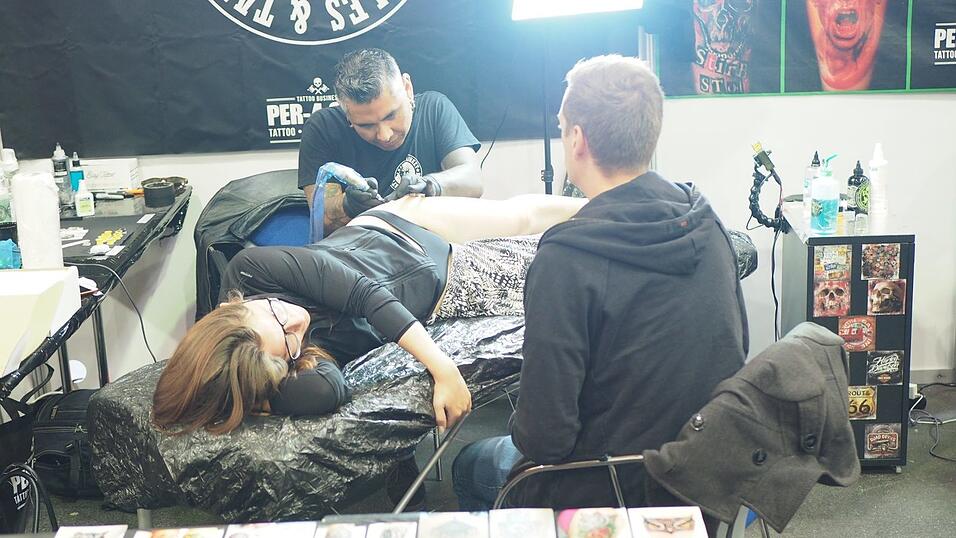 Rund 40 Aussteller und etwa 90 Tattoo-Künstler sind auf der Tattoo Convention in Straubing vertreten. Rund 40 Aussteller und etwa 90 Tattoo-Künstler sind auf der Tattoo Convention in Straubing vertreten.