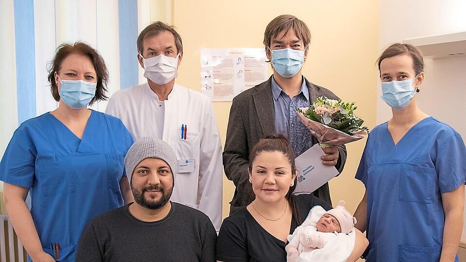 Sie gratulierten den glücklichen Eltern Gamze und Ersin Erdogan zur Geburt ihres Jubiläums-Babys Talia: Hebammen-Sprecherin Sonja Danner, Kommissarischer Leiter der Klinik für Gynäkologie und Geburtshilfe am Krankenhaus Vilsbiburg Anatoly Abashin, Geschäftsführender Vorstandsvorsitzender der Lakumed-Kliniken Jakob Fuchs und Hebammen-Sprecherin Antonia von Soden (hintere Reihe von links). Sie gratulierten den glücklichen Eltern Gamze und Ersin Erdogan zur Geburt ihres Jubiläums-Babys Talia: Hebammen-Sprecherin Sonja Danner, Kommissarischer Leiter der Klinik für Gynäkologie und Geburtshilfe am Krankenhaus Vilsbiburg Anatoly Abashin, Geschäftsführender Vorstandsvorsitzender der Lakumed-Kliniken Jakob Fuchs und Hebammen-Sprecherin Antonia von Soden (hintere Reihe von links).