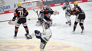 Gamewinner: Josh Melnick (vorn) jubelt ausgelassen &uuml;ber sein 1:0. Weil der Treffer der einzige am Dienstag in Spiel zwei der Pre-Playoffserie bei den L&ouml;wen Frankfurt bleibt, und die Tigers auch die erste Partie am Sonntag am heimischen Pulverturm gewannen, ziehen sie auf dem schnellsten Weg ins Viertelfinale ein.