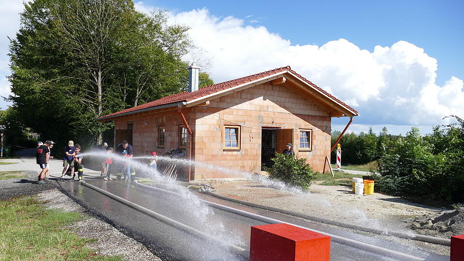 Beim Ferienprogramm der Feuerwehr Geisenhausen ging es um Zielgenauigkeit. Beim Ferienprogramm der Feuerwehr Geisenhausen ging es um Zielgenauigkeit.
