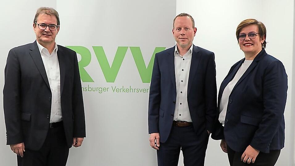 Die Geschäftsführer Josef Weigl (v. l.), Kai Müller-Eberstein und Sandra Schönherr stellten die neuen Tarife vor. Die Geschäftsführer Josef Weigl (v. l.), Kai Müller-Eberstein und Sandra Schönherr stellten die neuen Tarife vor.