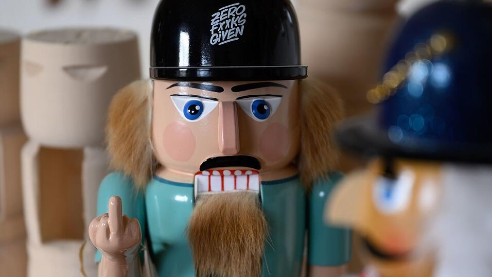 Echt erzgebirgischer Nussknacker vs. Importmodell. Das Kunsthandwerk im Erzgebirge setzt sich gegen Kopien aus dem Ausland zur Wehr. Auch vor Gericht. Echt erzgebirgischer Nussknacker vs. Importmodell. Das Kunsthandwerk im Erzgebirge setzt sich gegen Kopien aus dem Ausland zur Wehr. Auch vor Gericht.