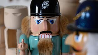 Echt erzgebirgischer Nussknacker vs. Importmodell. Das Kunsthandwerk im Erzgebirge setzt sich gegen Kopien aus dem Ausland zur Wehr. Auch vor Gericht. Echt erzgebirgischer Nussknacker vs. Importmodell. Das Kunsthandwerk im Erzgebirge setzt sich gegen Kopien aus dem Ausland zur Wehr. Auch vor Gericht.