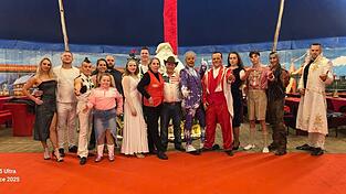 Artisten mit Leib und Seele: Remo Frank (Achter von links) ist Zirkusdirektor in siebter Generation. Er und seine Familie k&auml;mpfen daf&uuml;r, dass sein Circus La Strada auch k&uuml;nftig in Landshut Zirkusfreunde &uuml;ber die Weihnachtstage unterhalten kann.