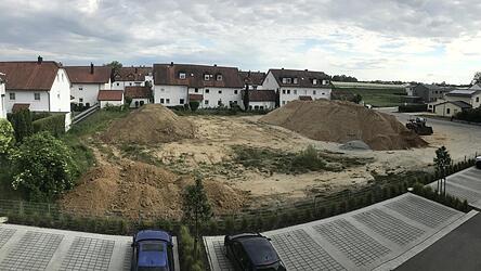 Auf diesem rund 3.100 Quadratmeter großen Grundstück am Malzmühlweg, auf dem sich früher der Betriebshof des Autohauses Opel Sieber befand, sind vier Mehrfamilienhäuser mit Tiefgarage und insgesamt 36 Wohneinheiten geplant. Auf diesem rund 3.100 Quadratmeter großen Grundstück am Malzmühlweg, auf dem sich früher der Betriebshof des Autohauses Opel Sieber befand, sind vier Mehrfamilienhäuser mit Tiefgarage und insgesamt 36 Wohneinheiten geplant.