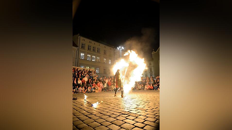 Mittelalter-Flair und super Stimmung: Die lange Einkaufsnacht 'Schlaflos' war gleichzeitig der Auftakt zum Mittelalter-Fest in Straubing. Mittelalter-Flair und super Stimmung: Die lange Einkaufsnacht 'Schlaflos' war gleichzeitig der Auftakt zum Mittelalter-Fest in Straubing.