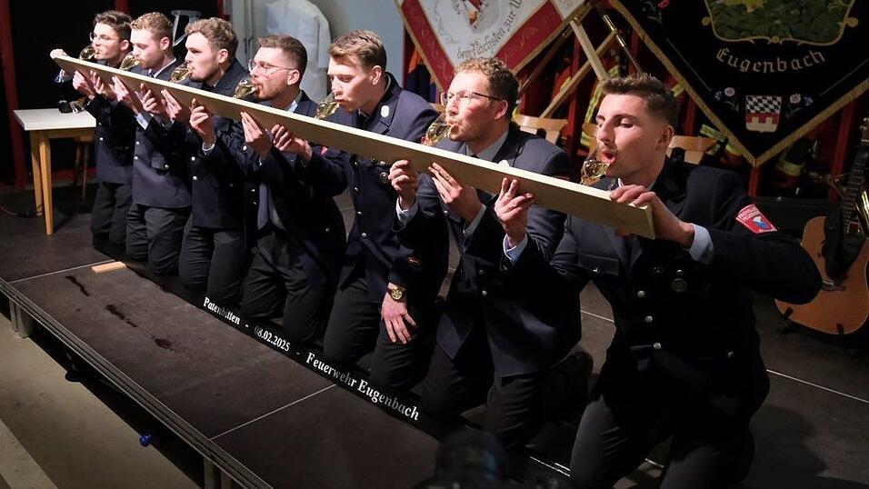 Ein Teil des Festausschusses der FF Eugenbach beim 'Sprittanken' während des 'Scheitlkniens' auf einer Bahnschwelle. Ein Teil des Festausschusses der FF Eugenbach beim 'Sprittanken' während des 'Scheitlkniens' auf einer Bahnschwelle.
