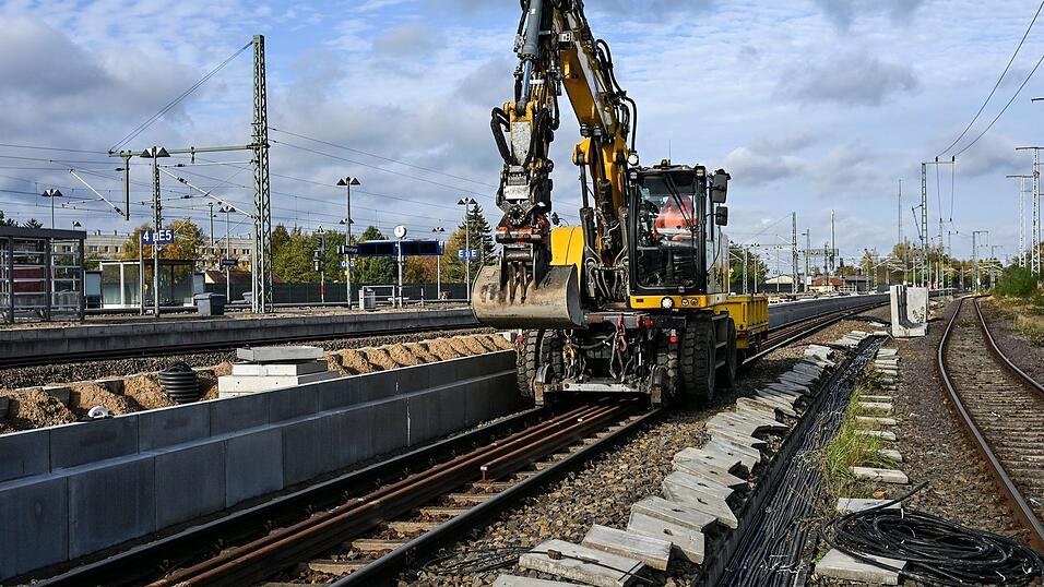 Pendler m&uuml;ssen weiter Geduld beweisen: Die Sanierung der Strecke Hamburg-Berlin verz&ouml;gert sich. (Archivbild)