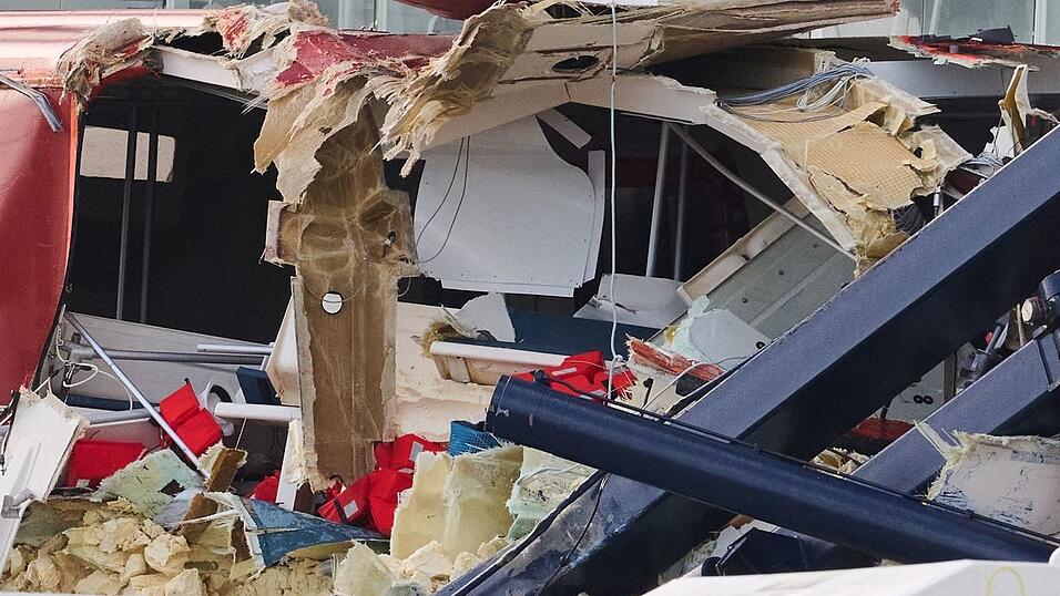 Wie hoch der Gesamtschaden nach dem Unfall ist, war zunächst unklar. Wie hoch der Gesamtschaden nach dem Unfall ist, war zunächst unklar.