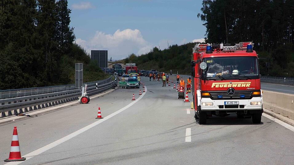 Horror-Unfall am Sonntag auf der B15 neu bei Neufahrn im Landkreis Landshut. Ein 26-jähriger Mann wurde dabei lebensgefährlich verletzt.