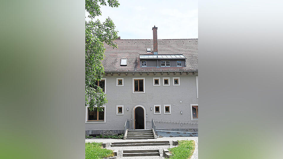 Die alte Jugendherberge ist nun eine 'Familieninsel' für Familienbildung und beherbergt gleichzeitig eine Gruppe der Sira-Großtagespflege. Die alte Jugendherberge ist nun eine 'Familieninsel' für Familienbildung und beherbergt gleichzeitig eine Gruppe der Sira-Großtagespflege.