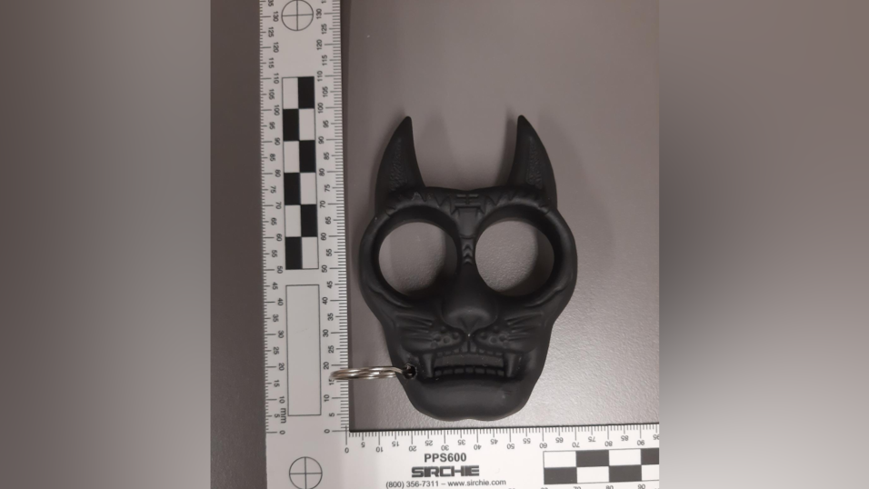 Ein Schlagring in Form eines Katzenkopfes, getarnt als Schlüsselanhänger.