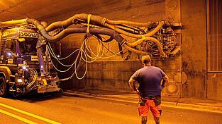 Im August hat das Bauamt den Chamtunnel auf etwaige Schäden untersucht. Im Oktober wurde die Schutzschicht erneuert. Im August hat das Bauamt den Chamtunnel auf etwaige Schäden untersucht. Im Oktober wurde die Schutzschicht erneuert.