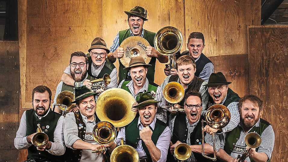 Wenn Josef Menzl (vorne Mitte) und seine Kapelle die Bühne stürmen, bebt der Saal. Die Straubinger Fans freuen sich vor allem schon wieder auf das Gastspiel am Gäubodenvolksfest. Wenn Josef Menzl (vorne Mitte) und seine Kapelle die Bühne stürmen, bebt der Saal. Die Straubinger Fans freuen sich vor allem schon wieder auf das Gastspiel am Gäubodenvolksfest.