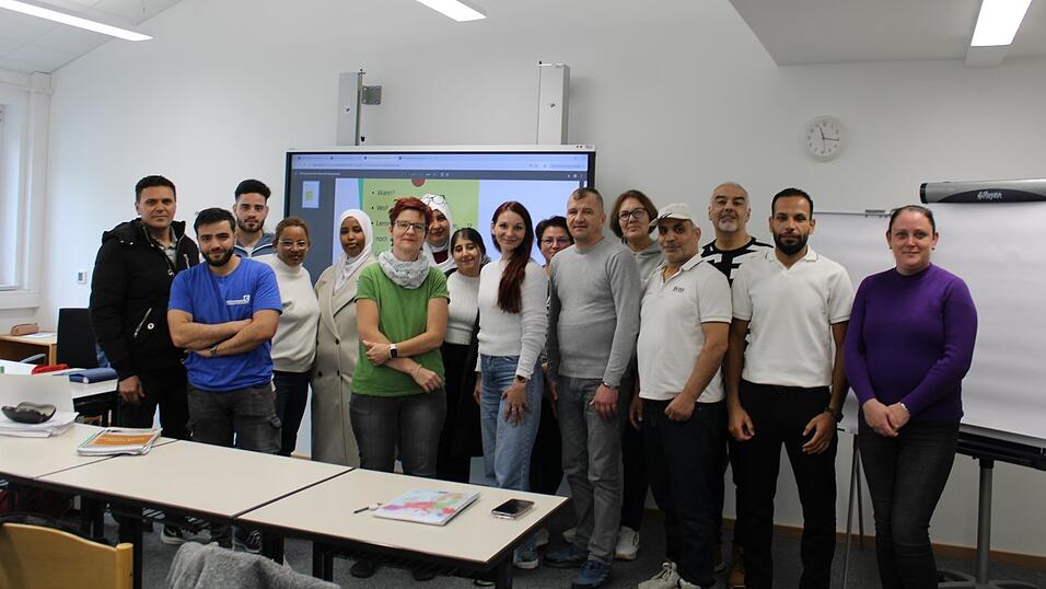 Der Zweitschriftlernerkurs mit Leiterin Beatrix Kenyeres. In ein paar Wochen steht die Prüfung an. Der Zweitschriftlernerkurs mit Leiterin Beatrix Kenyeres. In ein paar Wochen steht die Prüfung an.