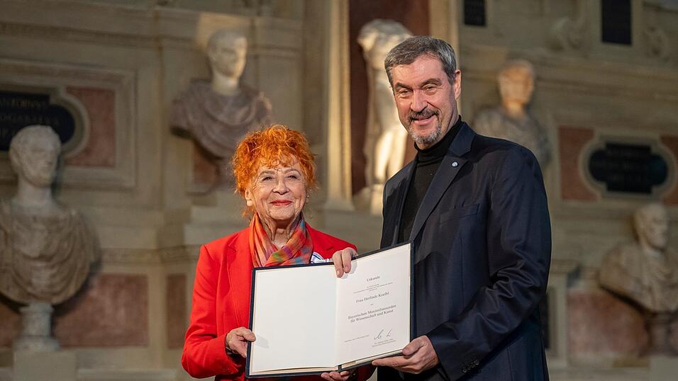 Auch der Fotografin Herlinde Koelbl wurde der Bayerische Maximiliansorden verliehen. Auch der Fotografin Herlinde Koelbl wurde der Bayerische Maximiliansorden verliehen.