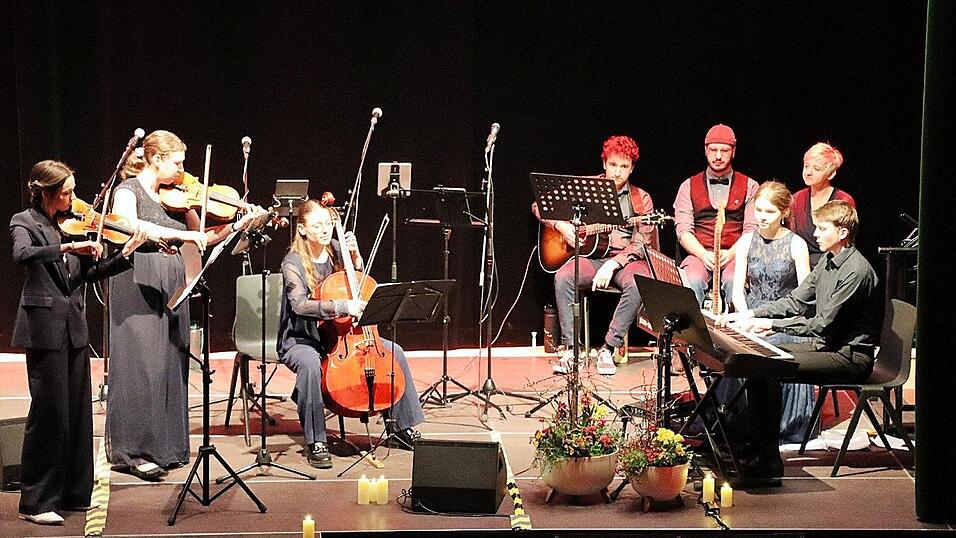 Eine musikalische Reise in die Genres Klassik, Jazz und Pop bot das Ensemble unter der Gesamtleitung von Amelie Hiergeist (l.) und musikalischer Leiterin Viola Schoenenwald (3.v.r.).