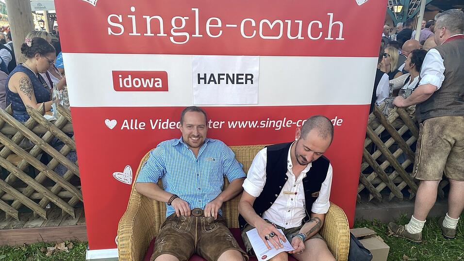 Langweilig wird es bei uns auf der Couch nie – dafür sorgen die sympathischen Gäste und die Moderatoren, die natürlich auch ihren Spaß haben. Langweilig wird es bei uns auf der Couch nie – dafür sorgen die sympathischen Gäste und die Moderatoren, die natürlich auch ihren Spaß haben.