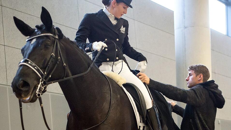 Thomas Müller hilft seiner Frau Lisa bei der Vorbereitung. (Archiv)